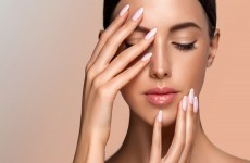 vente privée Pose de vernis semi-permanent mains et/ou pieds avec Nine Cosmetic