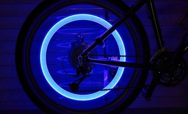 vente privée Lot de 2 ou 4 valves à LED pour roue de vélo, livraison offerte