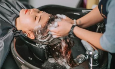 vente privée Shampoing couleur coupe et brushing valable sur cheveux mi-longs