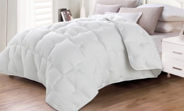 vente privée Couette chaude Grand froid 600 gr/m² 100% microfibre Sampur : 220 x 240 cm