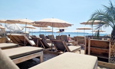 vente privée Pour 1 personne : une journée en plage privée avec 1 matelas 1 parasol et 1 boisson