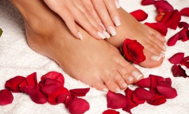 vente privée Pose de vernis semi-permanent sur les mains et les pieds