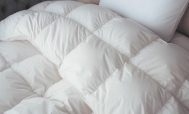 vente privée Couette légère et aérée garnissage duvet et plumes : 240 x 260 cm