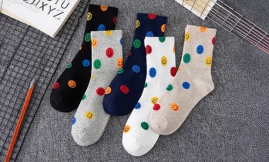vente privée Paire de chaussettes en coton avec motifs smiley : Type A / 10