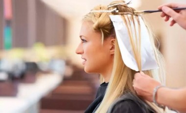 vente privée Forfait shampoing soin coupe brushing mèches ou balayage ; valable pour les cheveux au-dessus des épaules