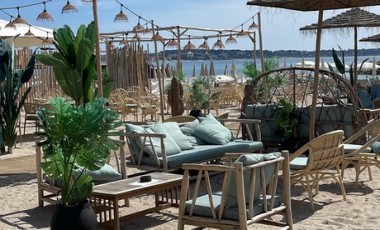vente privée En week-end : plage privée à la journée avec 2 matelas + 1 parasol + 2 cocktails du jour