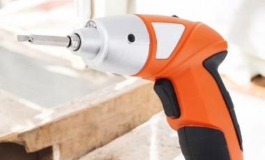 vente privée Tournevis électrique rechargeable sans fil avec kit de 45 pièces et lampe LED