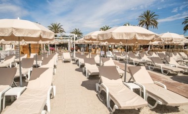 vente privée Plage privée à la journée pour 2 2 matelas 1 parasol et 2 cocktails maison (valable du 1er au 12 juillet)