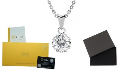 vente privée Pendentif en diamant moissanite 1 carat et argent sterling 925 : pendentif et sa boite cadeau