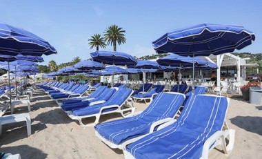 vente privée 1 journée en plage privée avec 2 matelas 1 parasol et 2 boissons - pour 2 personnes