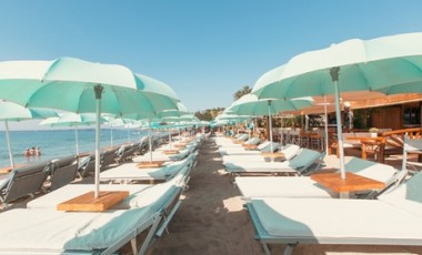 vente privée Pour 2 personnes : plage privée à la journée avec 2 matelas 1 parasol et 2 Prosecco ou jus